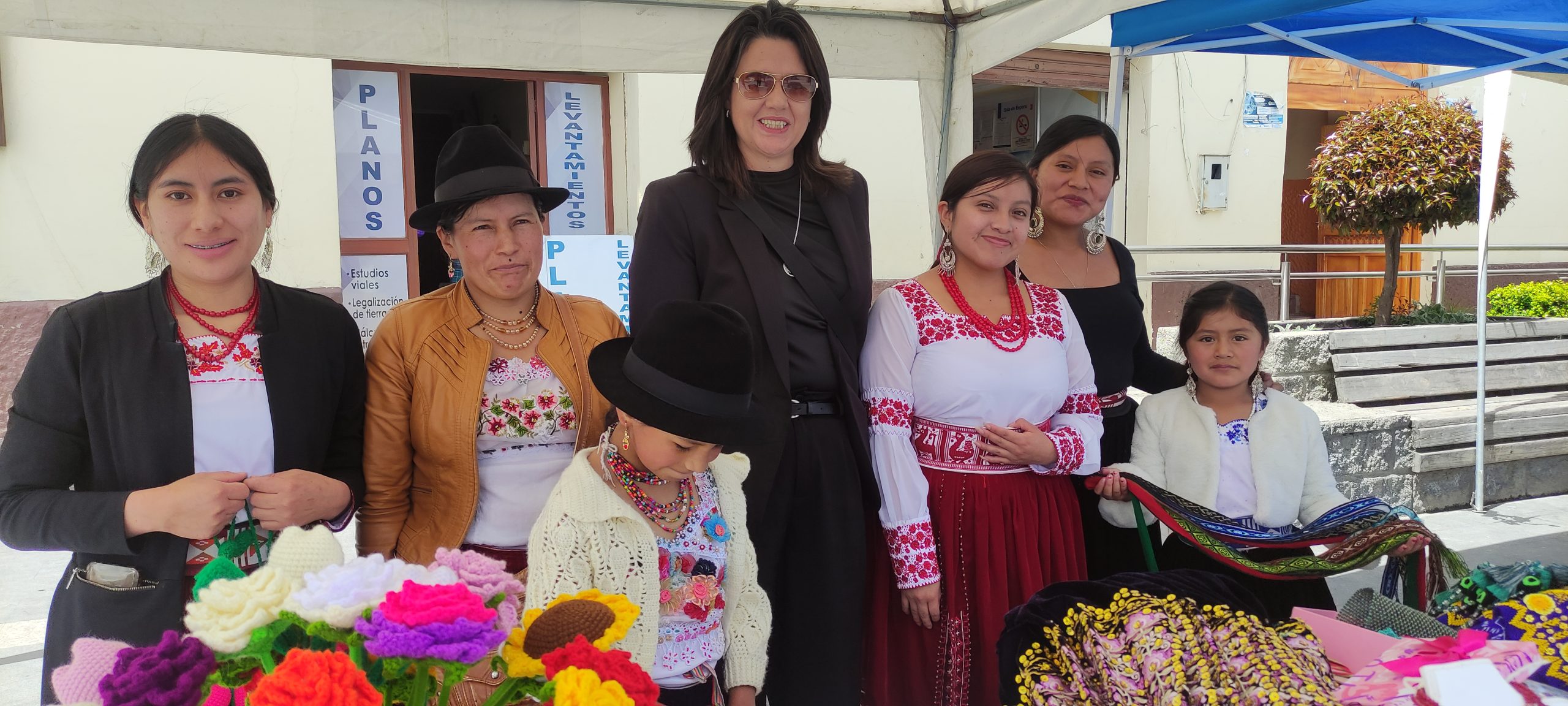 Artesanas de Suscal brillan en feria de emprendimiento «Innovando desde los saberes ancestrales»