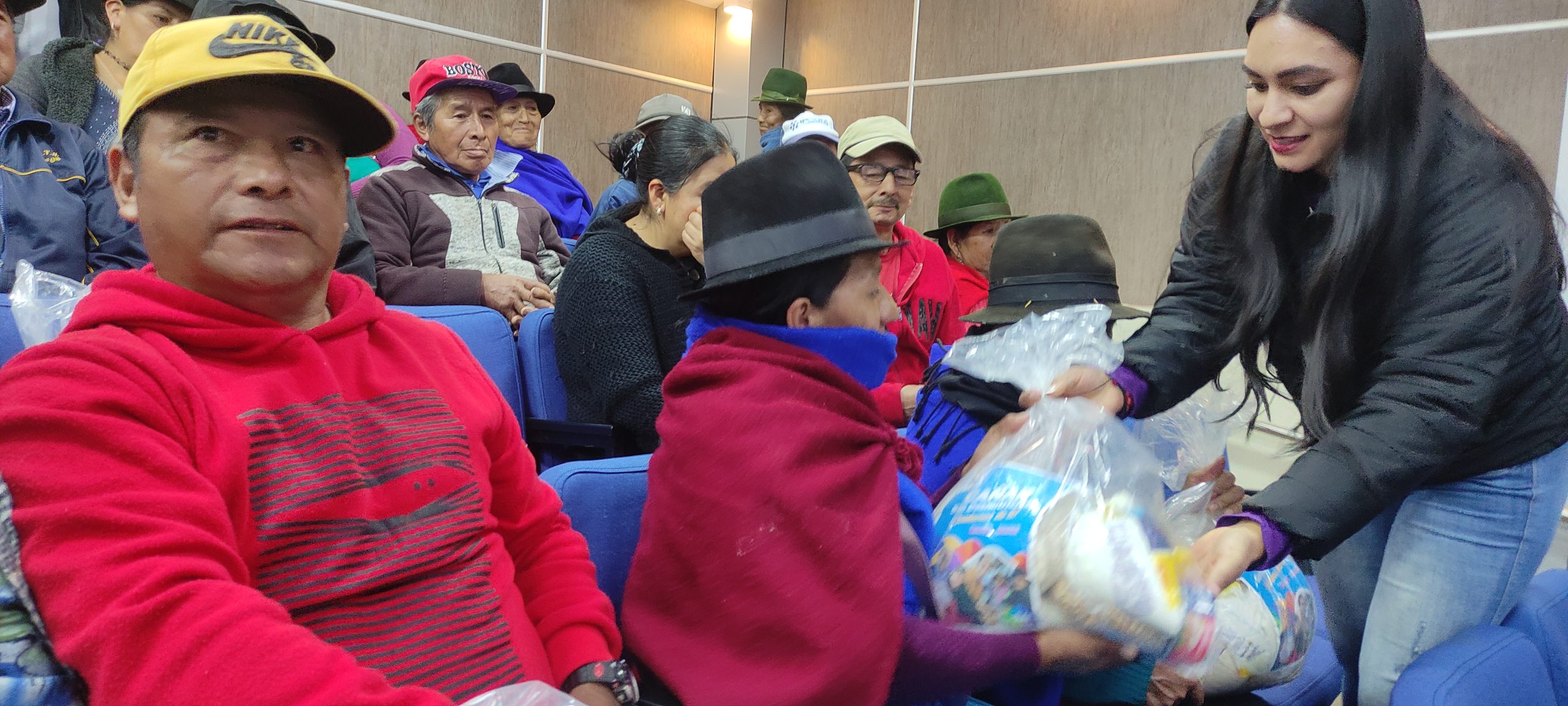 La Prefectura del Cañar y el GAD de Suscal  entregan kits alimenticios a adultos mayores en situación vulnerabilidad.